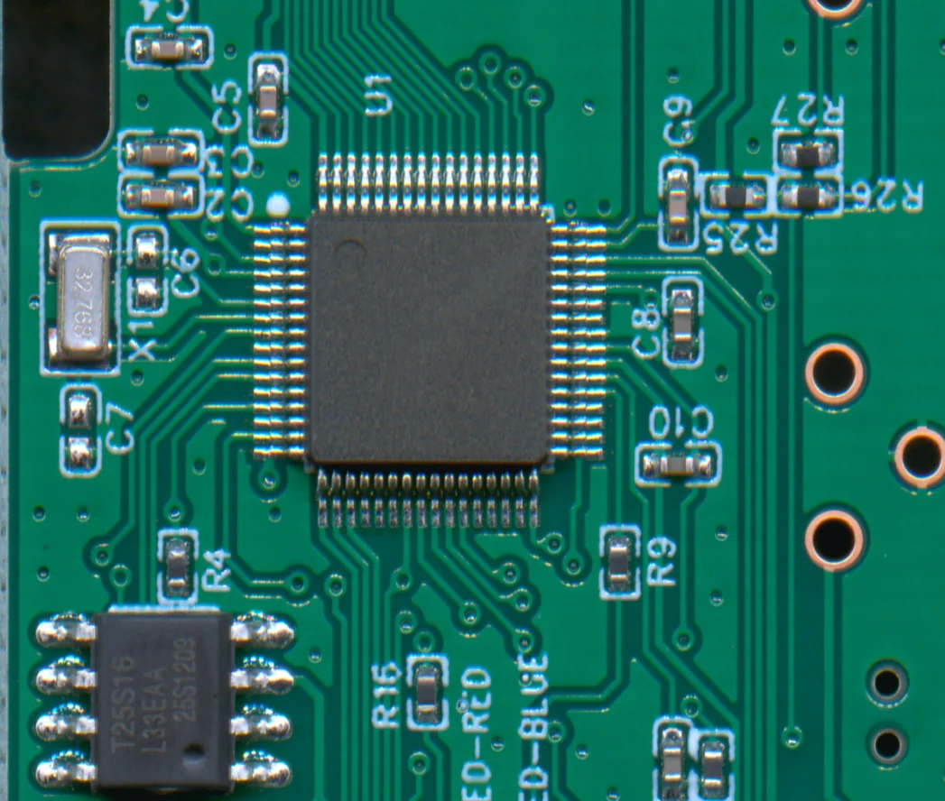 Leaded IC with surrounding traces and components